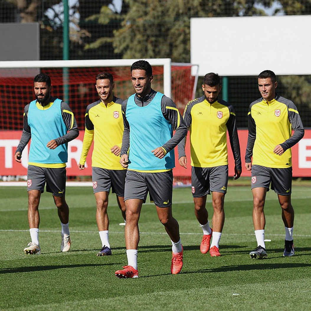 Two No.1 Goalkeepers? Cruz Azul's 'Advantage' Is Really a Wage Bet