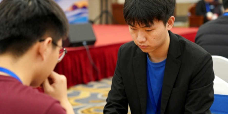 FIDE अध्यक्ष तुर्लोव नहीं, द्वोरकोविच हैं — और उस हेडलाइन के नीचे FRITZ 20 का विज्ञापन बैठा था